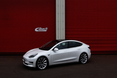 Tesla Model 3 mit Eibach Pro-Kit Federn